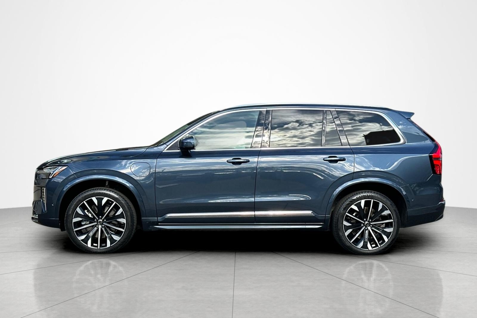 Used 2025 Volvo XC90 T8 Ultra w/ Protection Package Premier AWD/4WD image 2