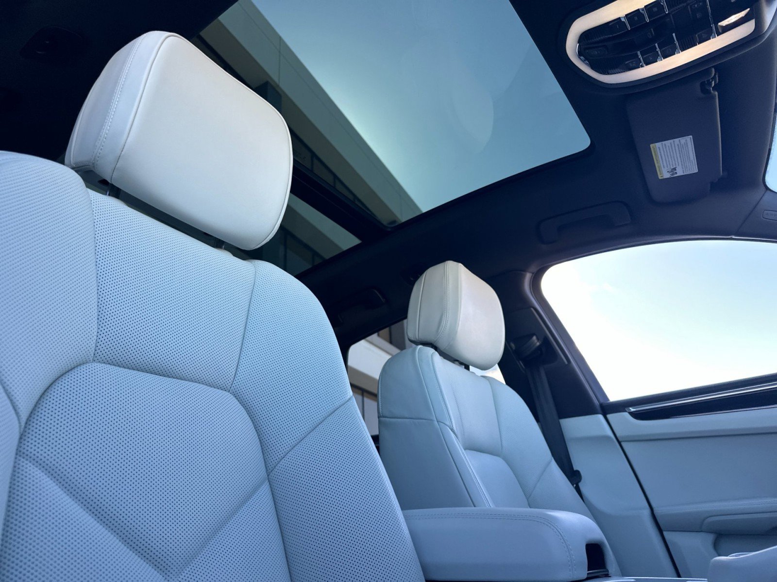 Certified 2023 Porsche Macan image 17