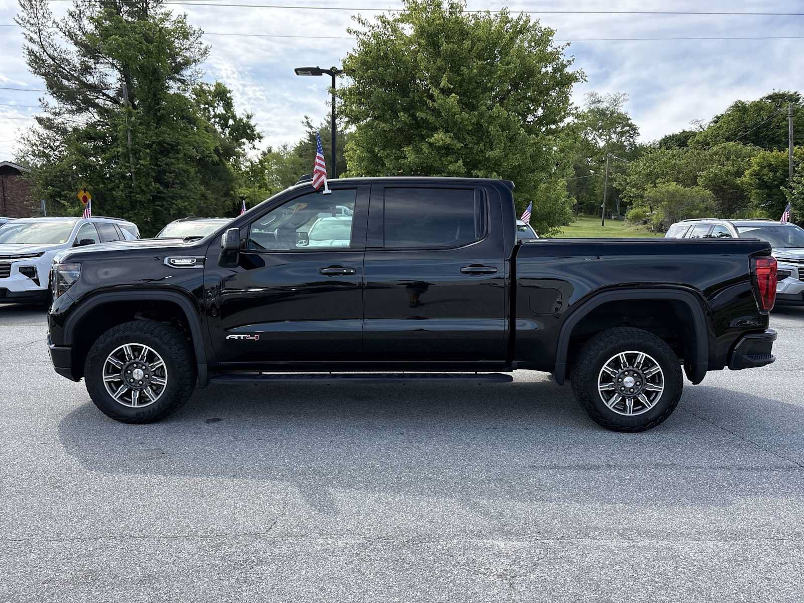 Used 2024 GMC Sierra 1500 AT4 w/ Technology Package AWD/4WD image 9