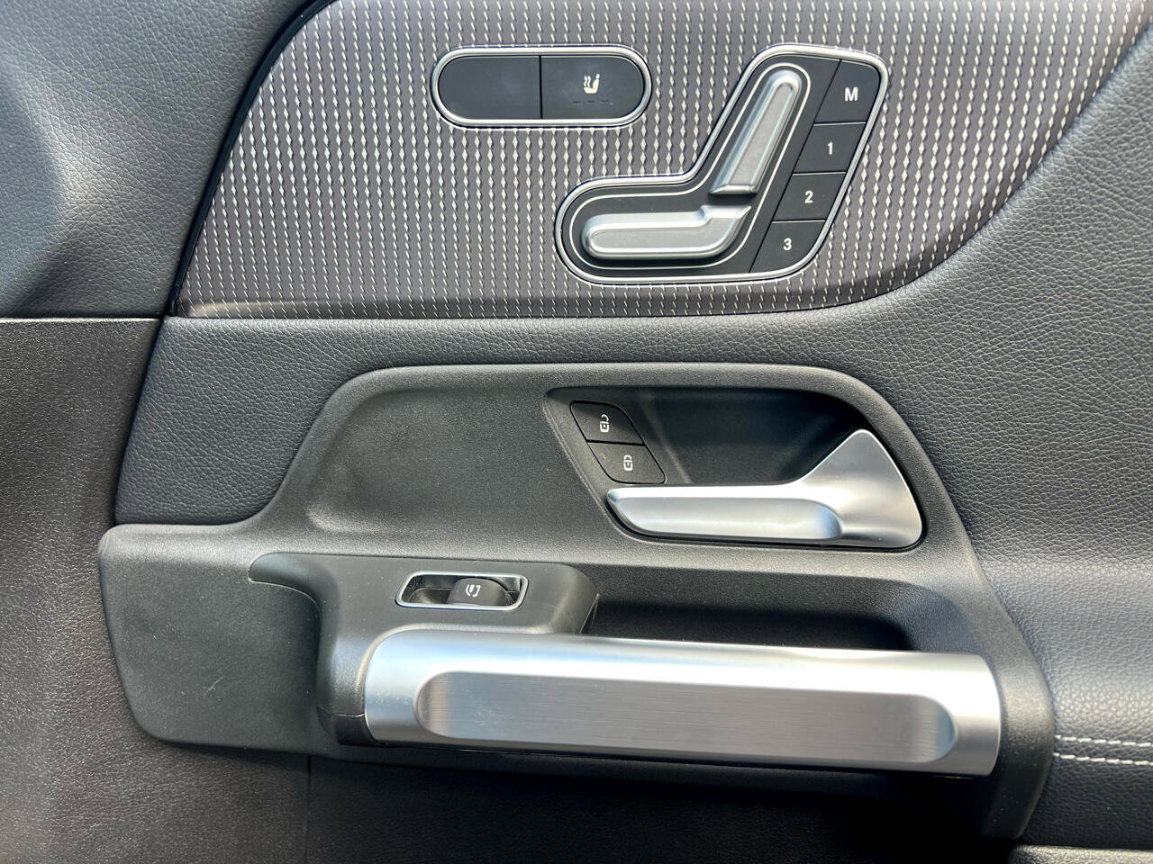 Used 2020 Mercedes-Benz GLB 250 4MATIC w/ Premium Package image 25