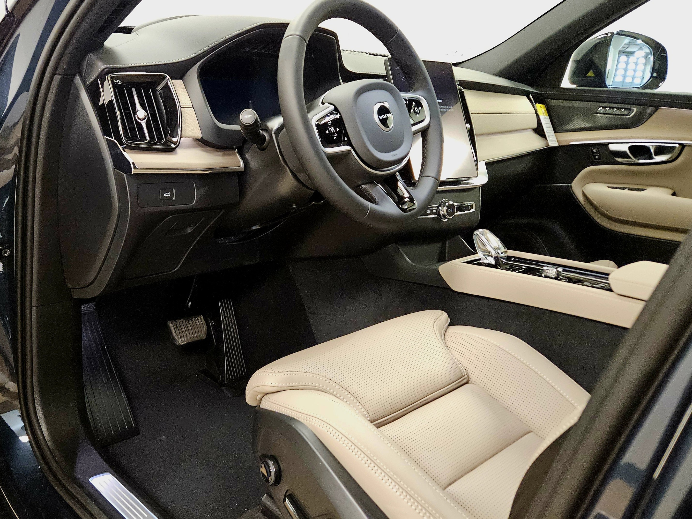 New 2026 Volvo XC90 B6 Ultra w/ Protection Package image 47