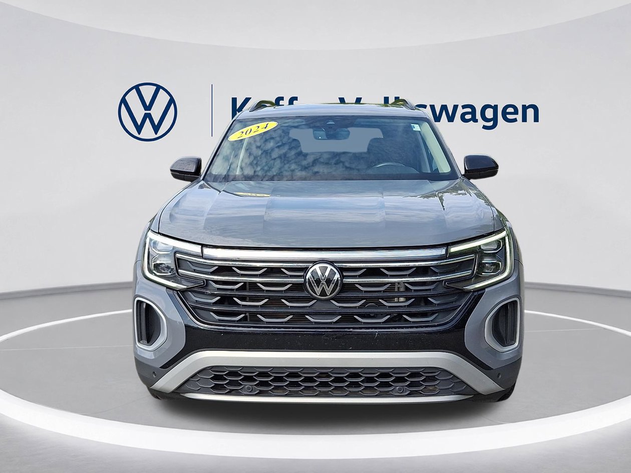 Used 2024 Volkswagen Atlas Peak Edition SE AWD/4WD image 2