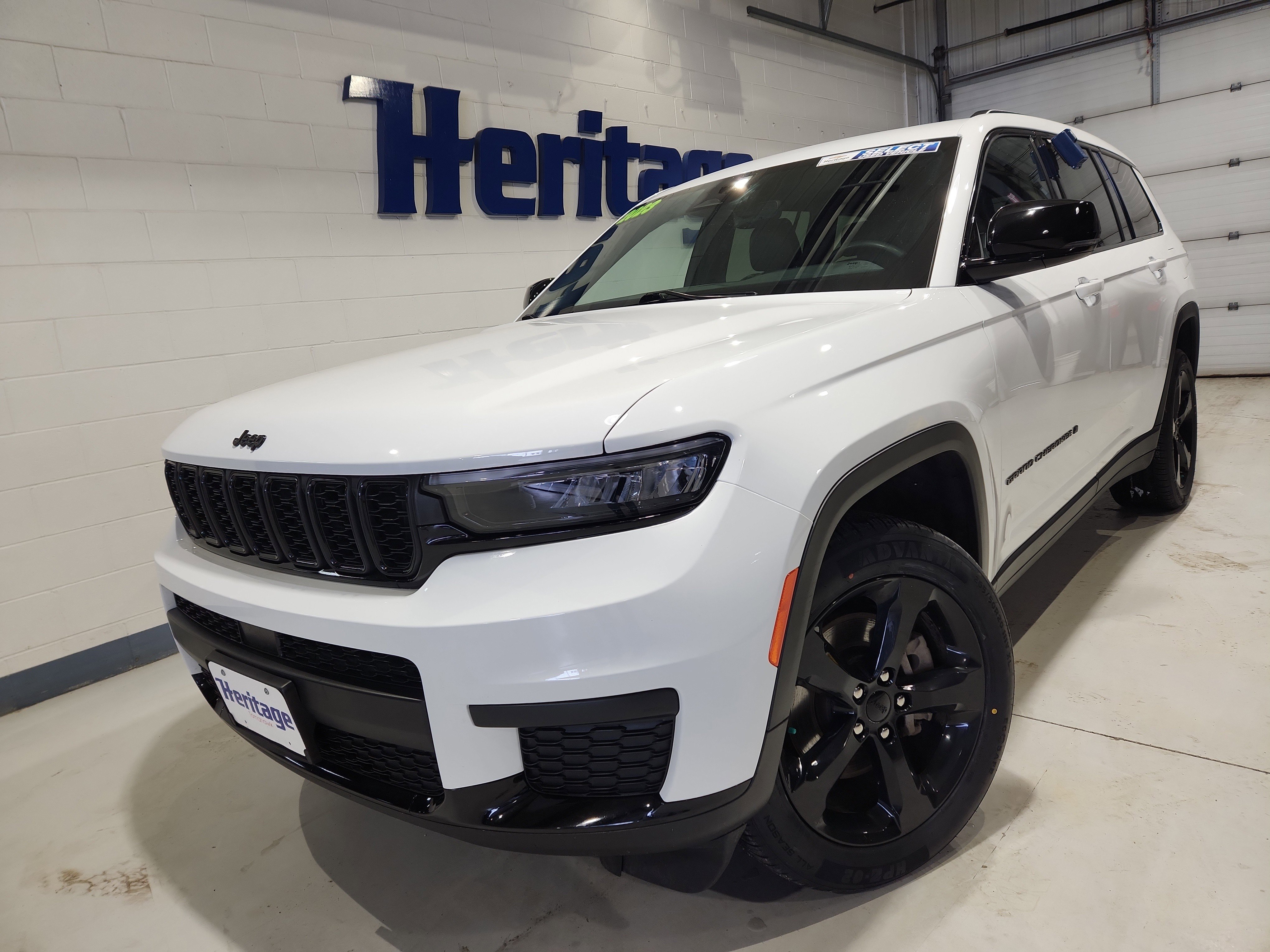 Used 2023 Jeep Grand Cherokee L Laredo image 1