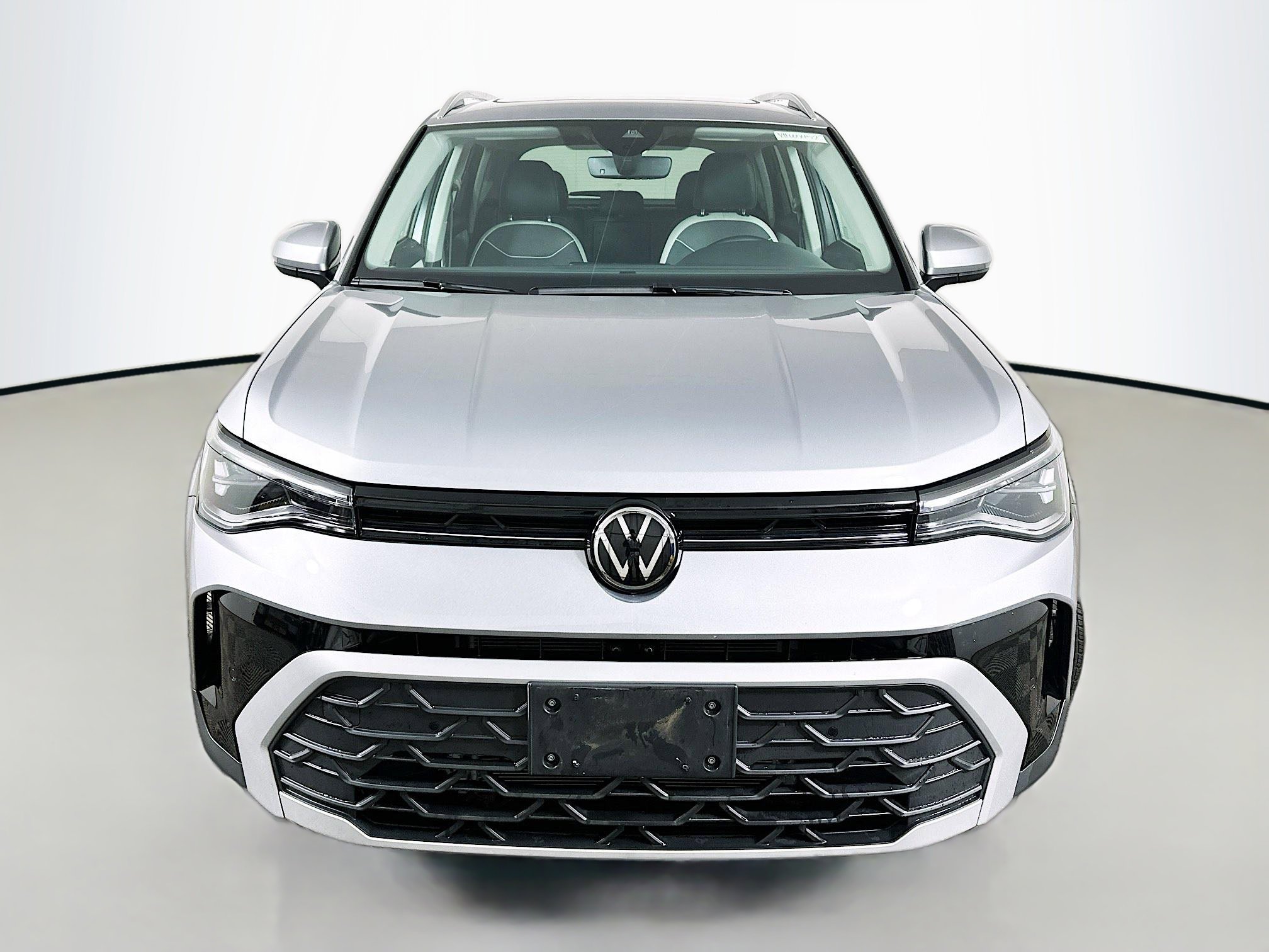 Used 2025 Volkswagen Taos SE w/ Panoramic Sunroof Package image 2