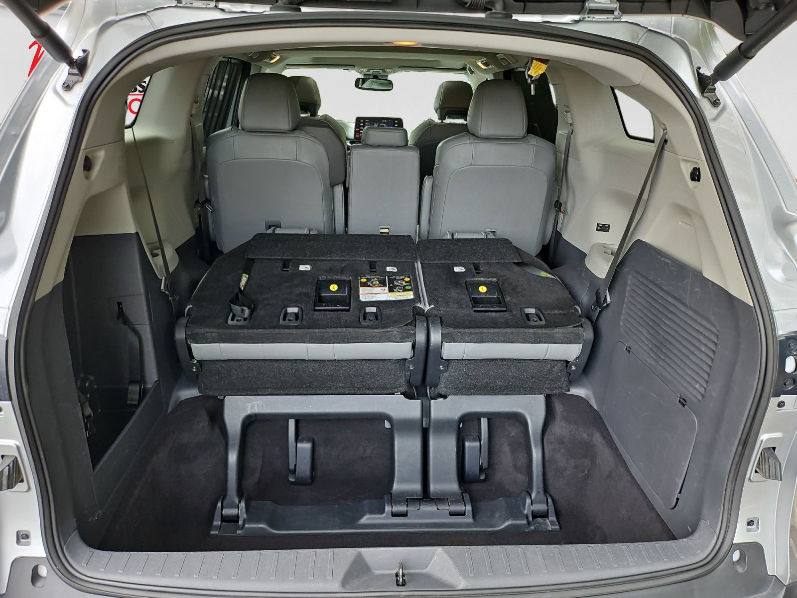 Used 2024 Toyota Sienna XLE FWD image 19
