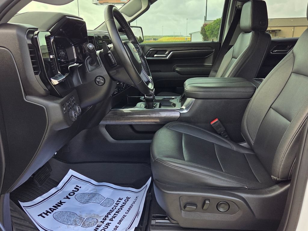 Used 2024 Chevrolet Silverado 1500 LTZ AWD/4WD image 3
