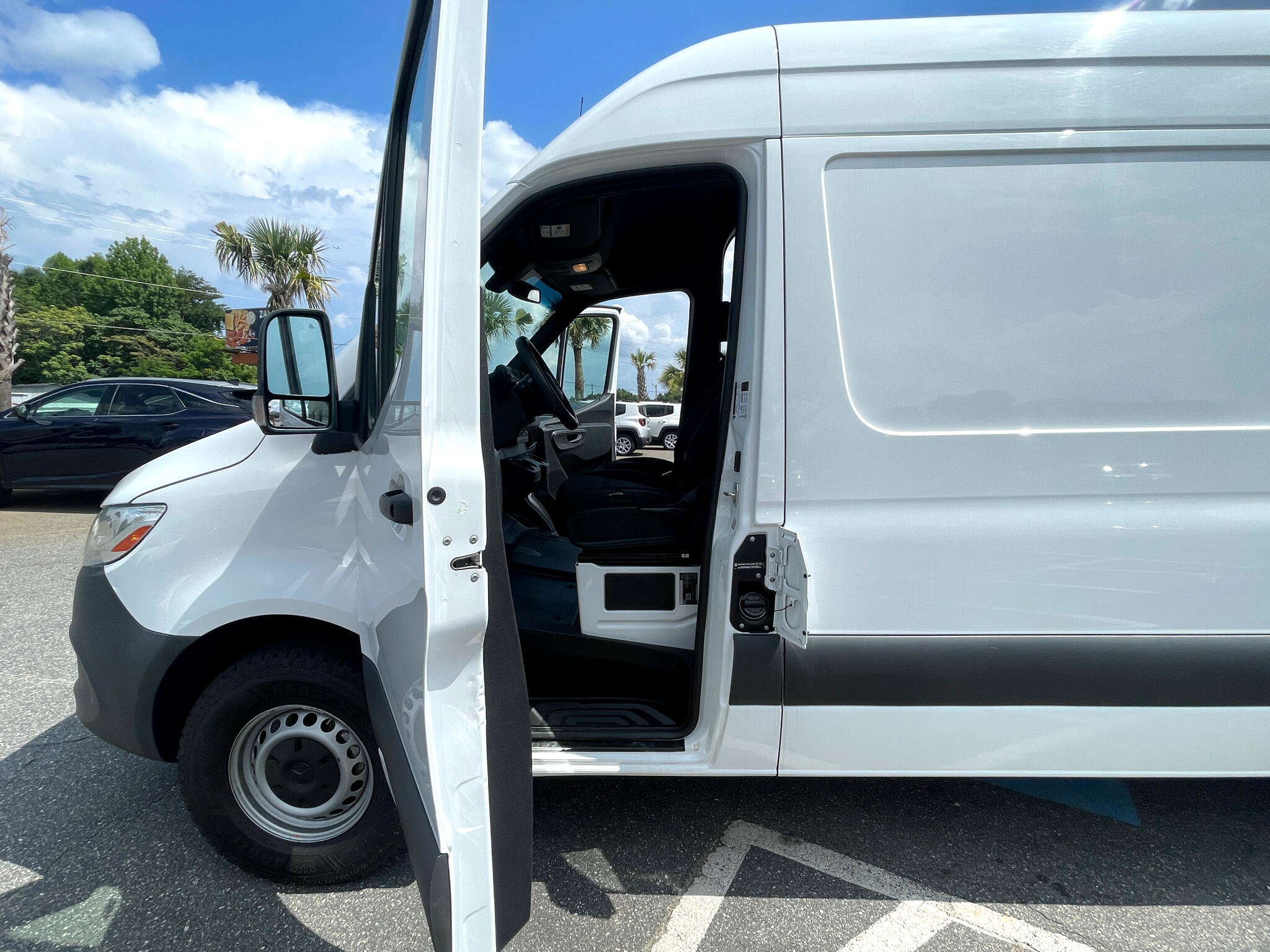Used 2023 Mercedes-Benz Sprinter 2500 image 14