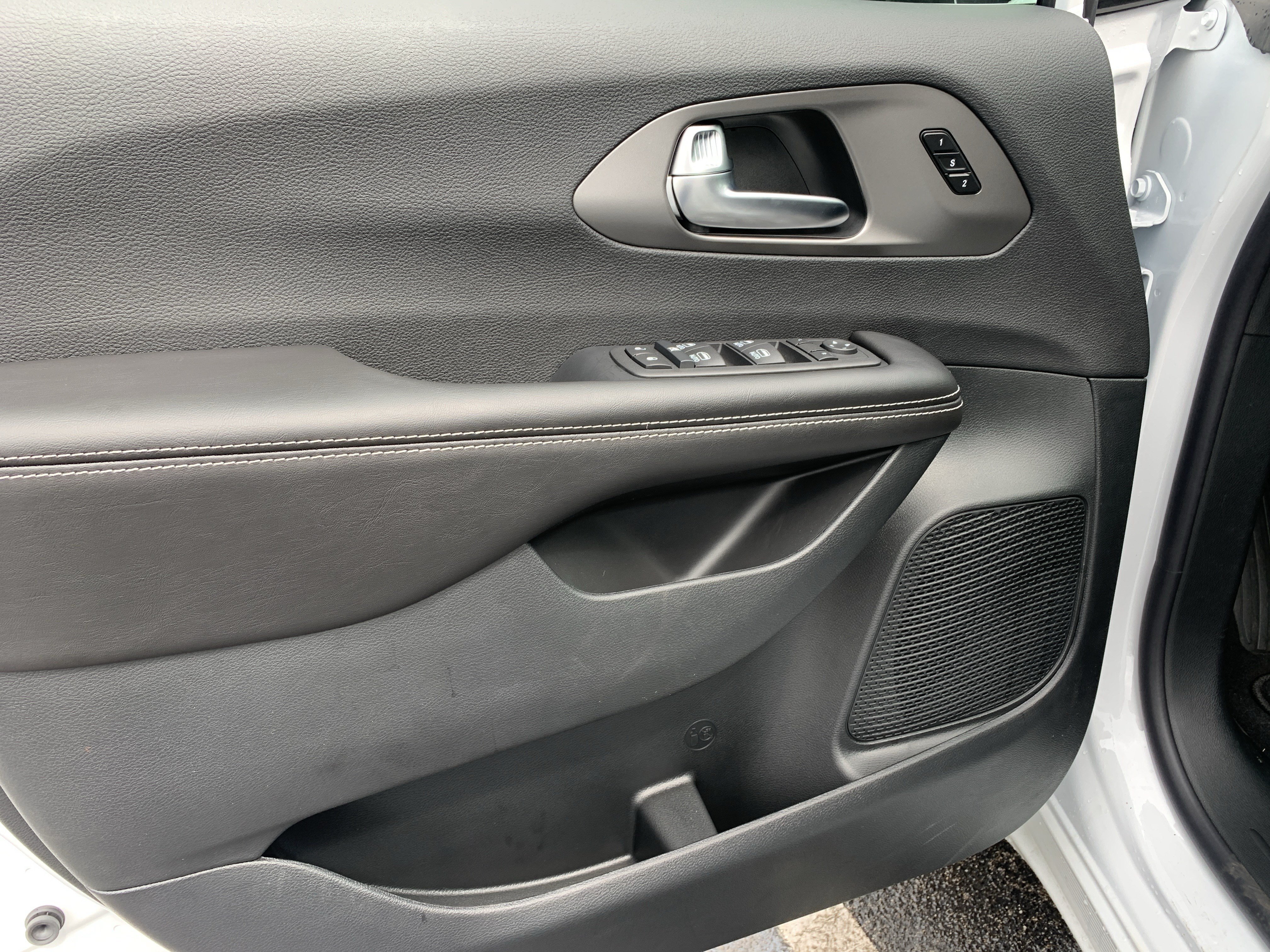 New 2027 Chrysler Pacifica Select FWD image 12