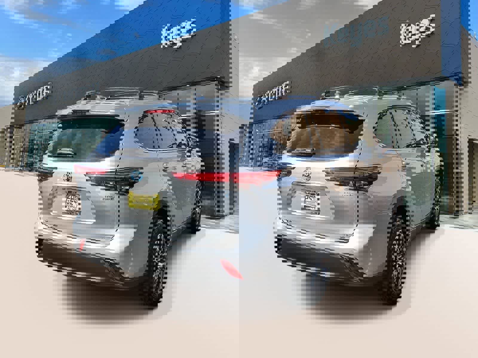 Used 2021 Toyota Highlander XLE image 4