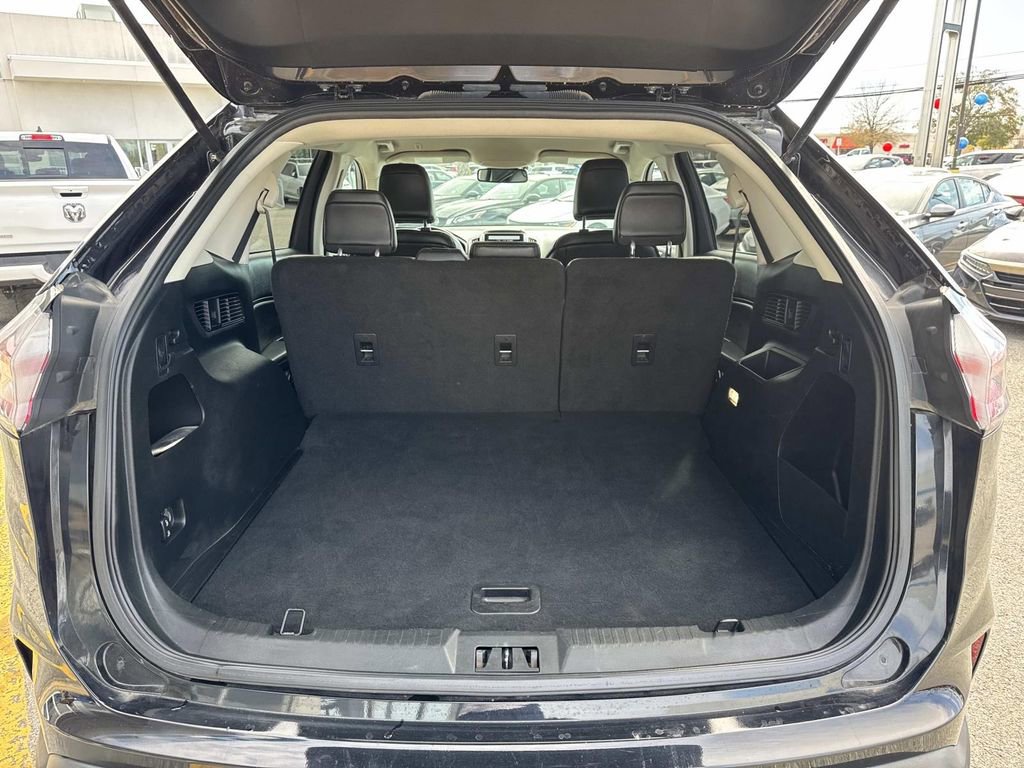 Used 2023 Ford Edge SEL image 9