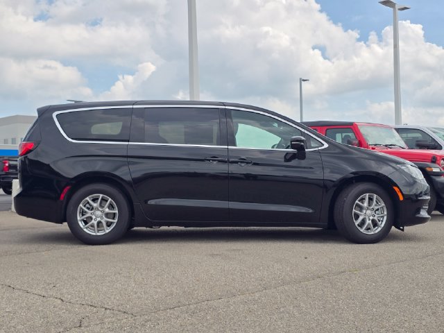 New 2027 Chrysler Pacifica LX FWD image 23