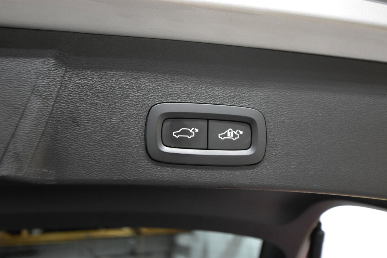 Used 2025 Volvo XC40 B5 Core image 47