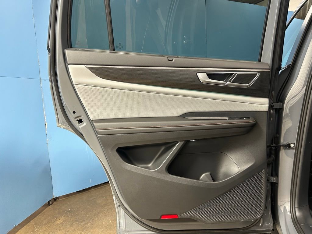 Used 2024 Volkswagen Atlas Peak Edition SE image 38