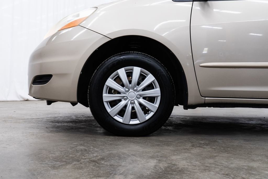 Used 2010 Toyota Sienna CE FWD image 7