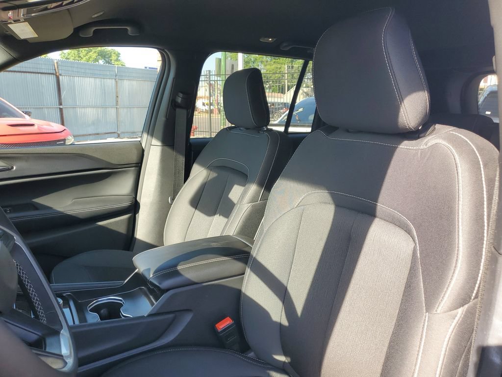 Used 2024 Jeep Grand Cherokee Laredo w/ Luxury Tech Group I AWD/4WD image 17