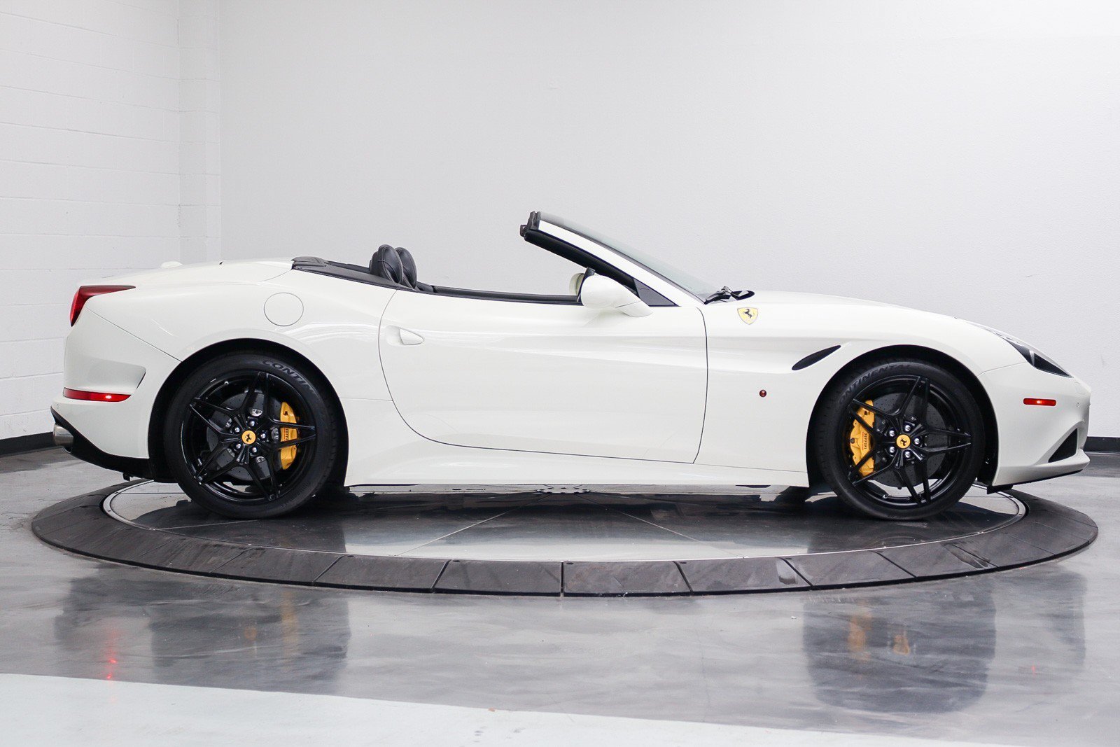 Used 2017 Ferrari California T RWD image 14