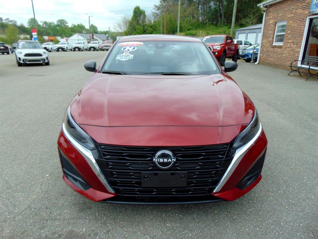 Used 2024 Nissan Altima 2.5 SV image 2