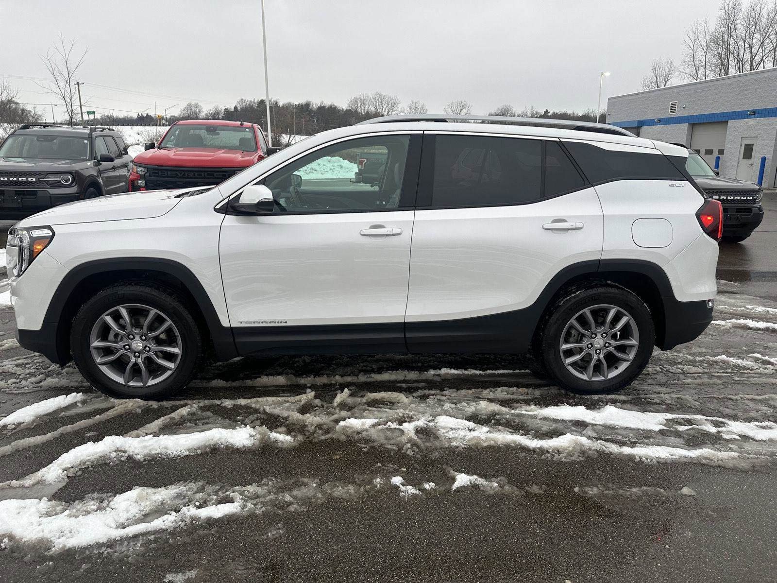 Used 2022 GMC Terrain SLT w/ Infotainment Package II image 2