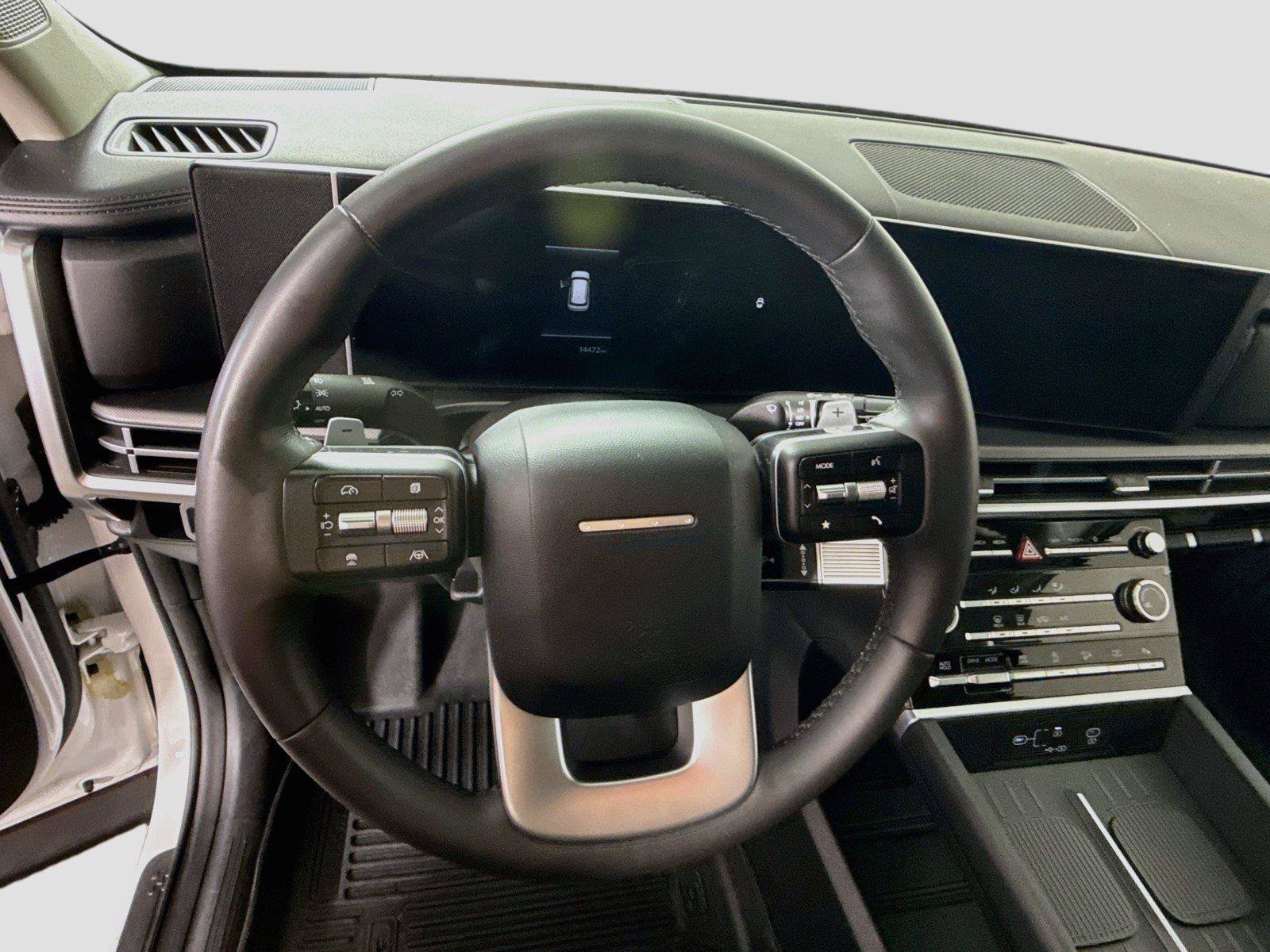 Used 2025 Hyundai Santa Fe SE AWD/4WD image 5