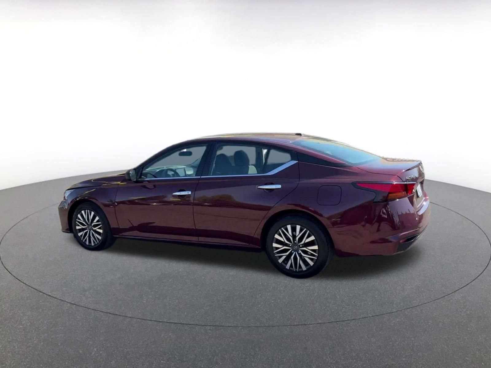 Used 2024 Nissan Altima 2.5 SV FWD image 10