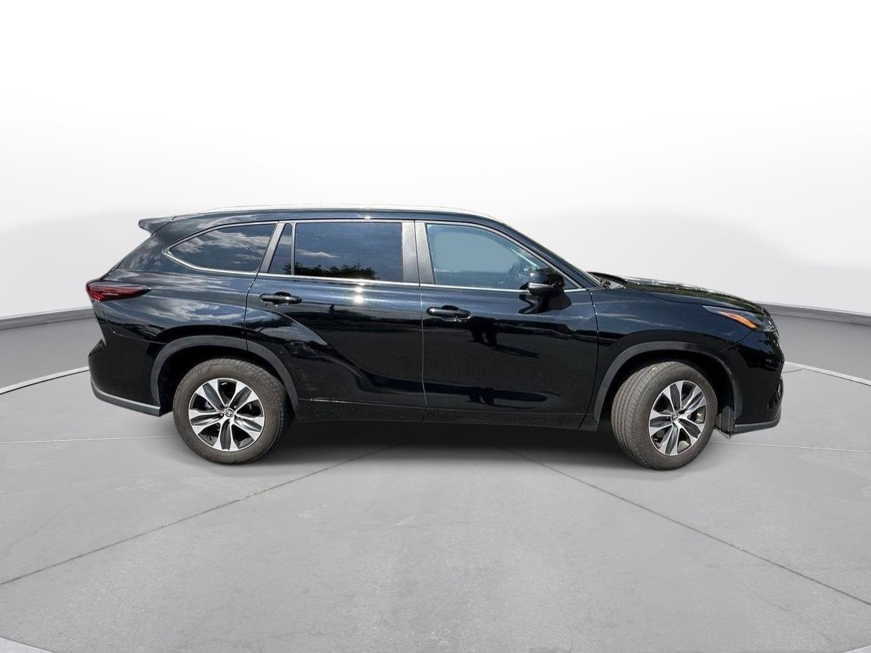 Used 2025 Toyota Highlander XLE FWD image 5
