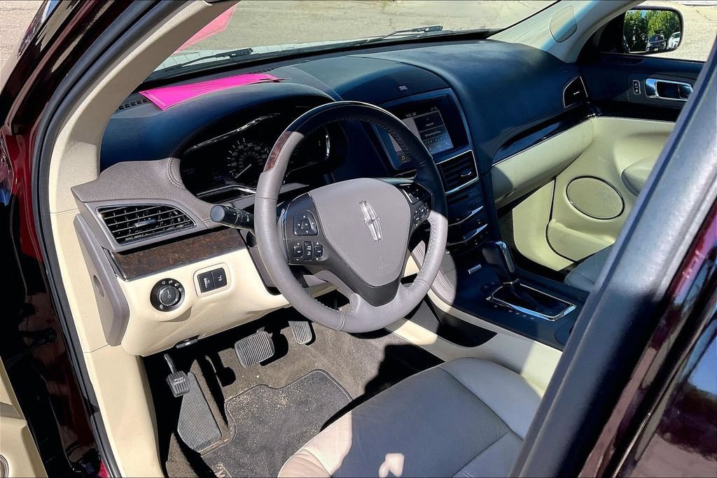 Used 2019 Lincoln MKT AWD image 7
