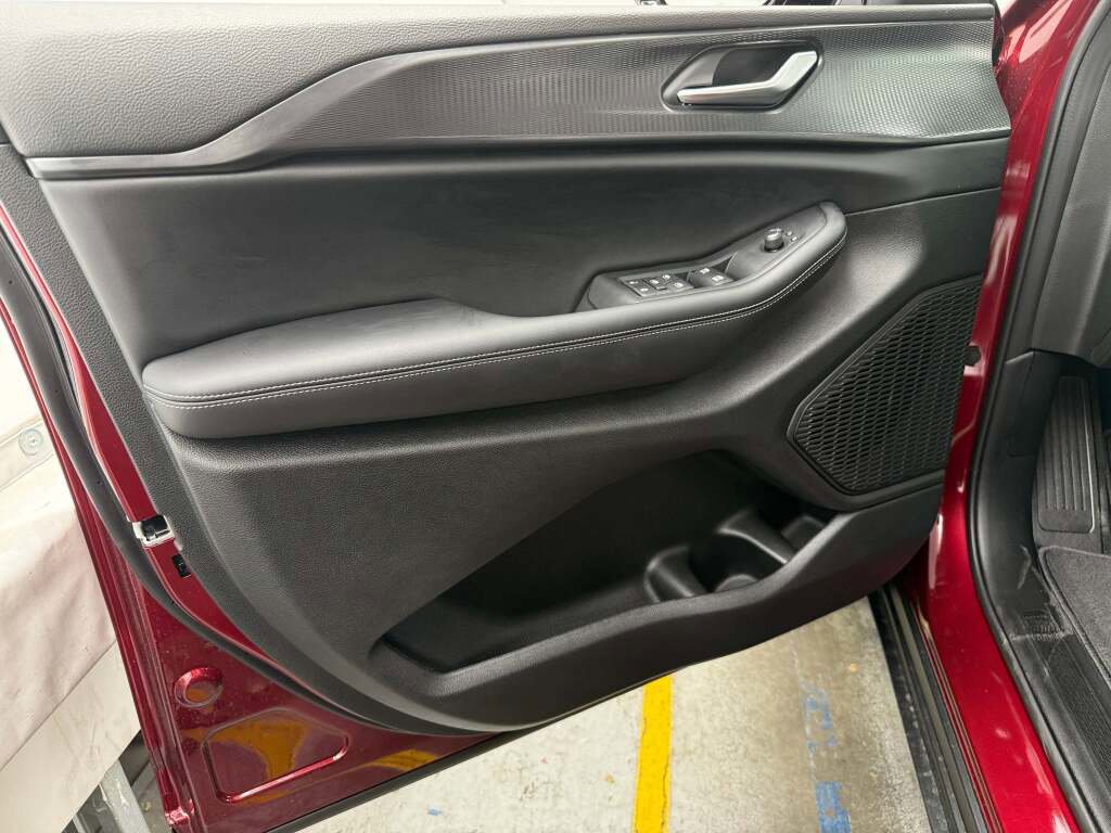 New 2025 Jeep Grand Cherokee L Laredo image 23