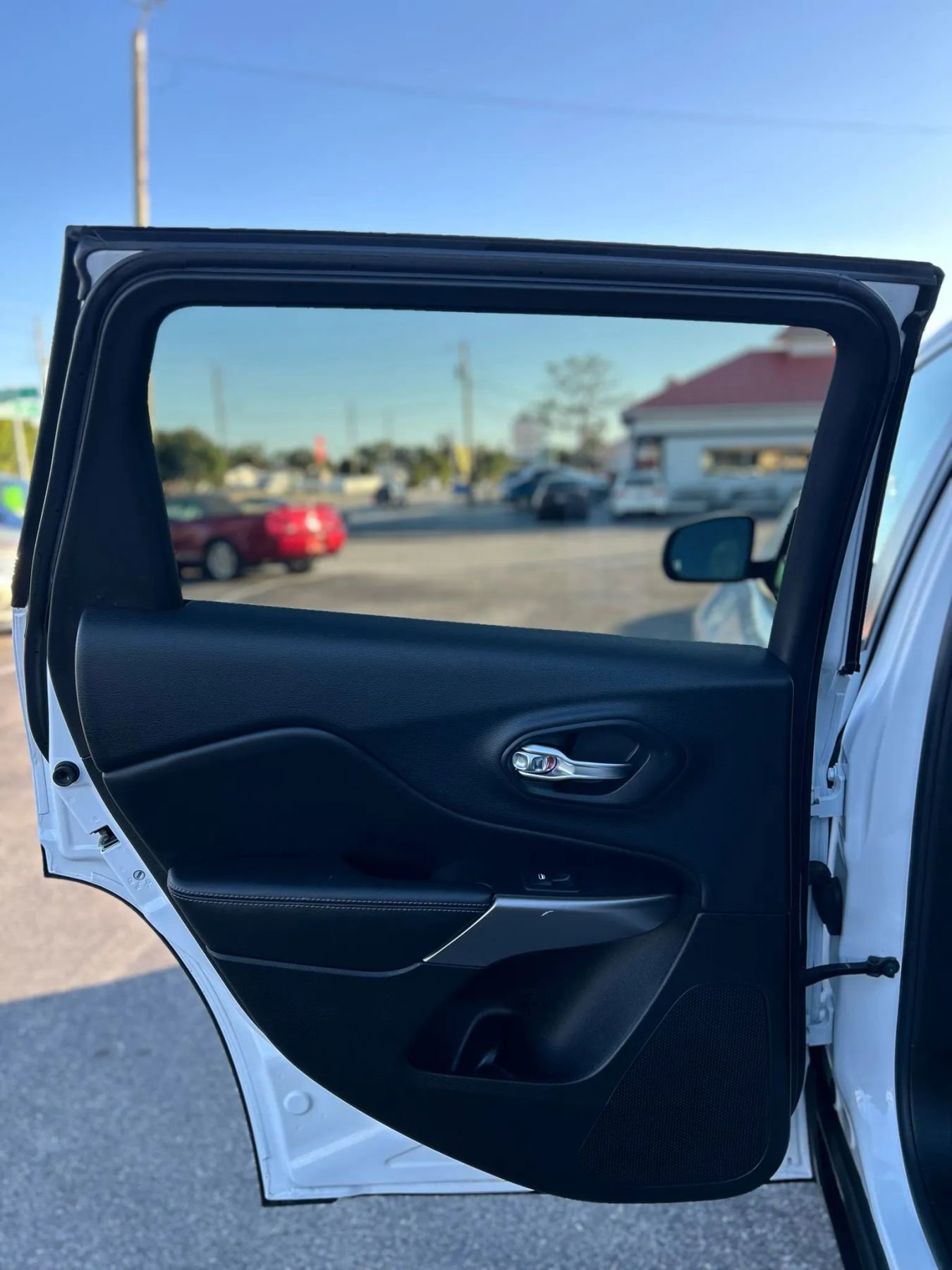 Used 2019 Jeep Cherokee Limited image 21