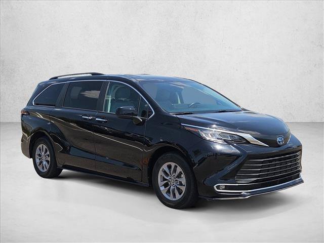 Used 2023 Toyota Sienna XLE FWD image 3