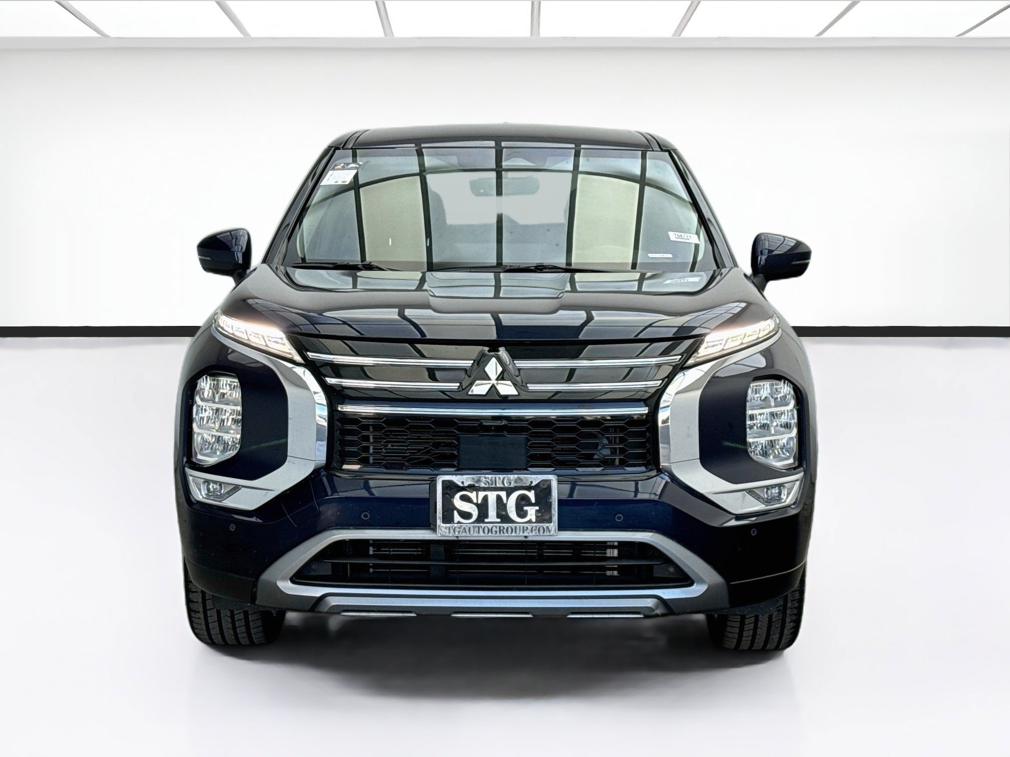 Used 2025 Mitsubishi Outlander SE FWD image 2