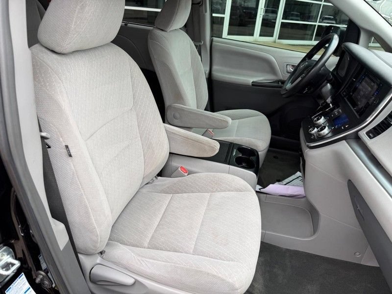 Used 2017 Toyota Sienna LE AWD/4WD image 11