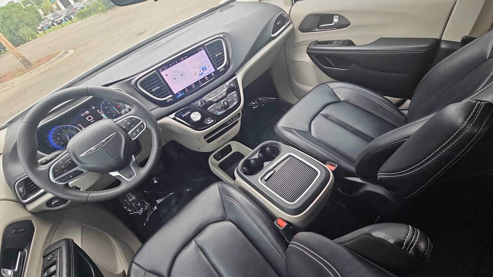 Used 2023 Chrysler Pacifica Touring-L FWD image 22