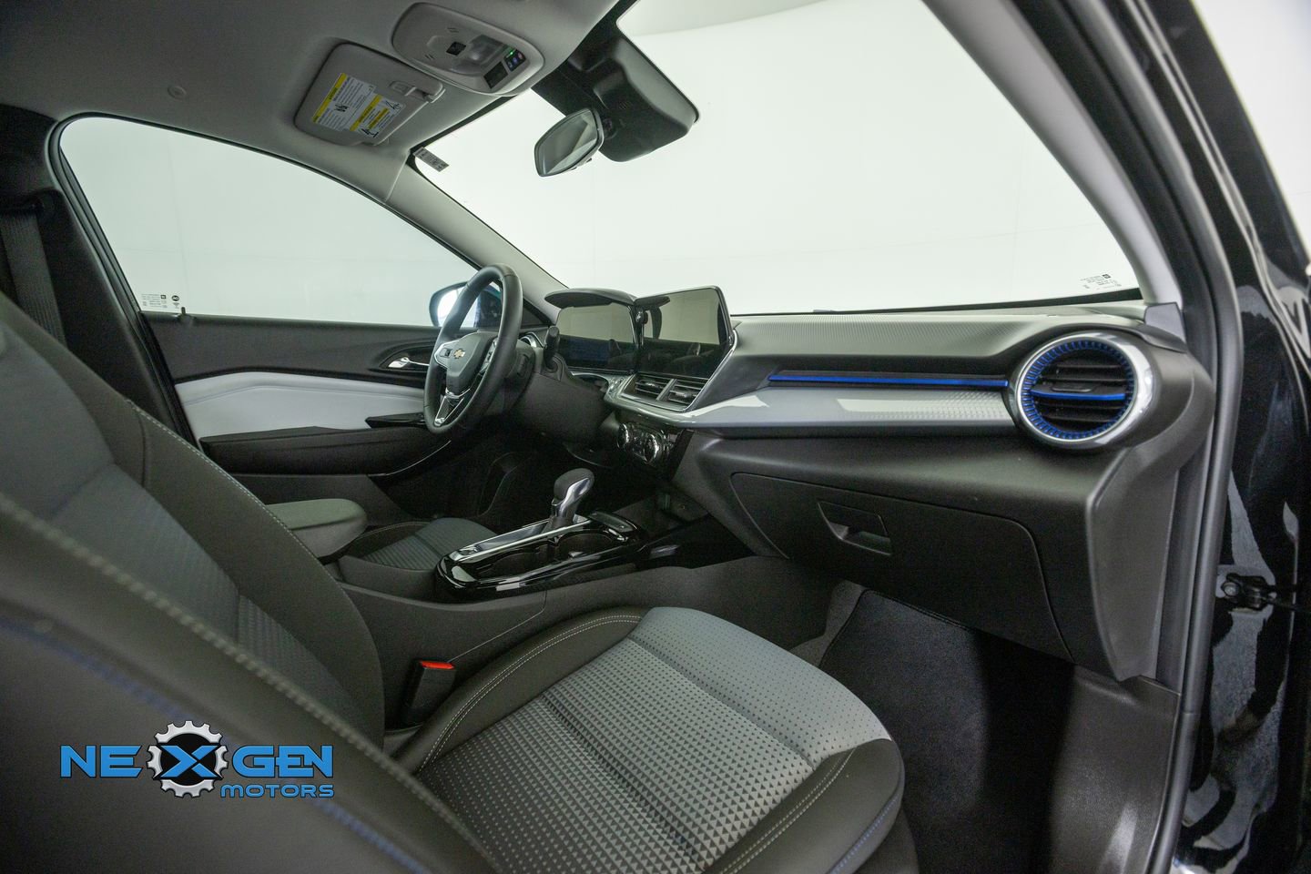 Used 2025 Chevrolet Trax LT w/ Driver Confidence Package FWD image 40