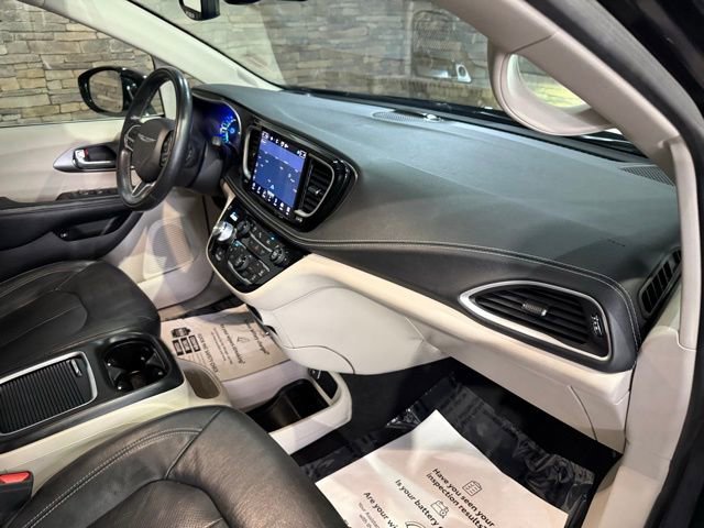 Used 2022 Chrysler Pacifica Touring-L w/ Uconnect Theater Family Group FWD image 24