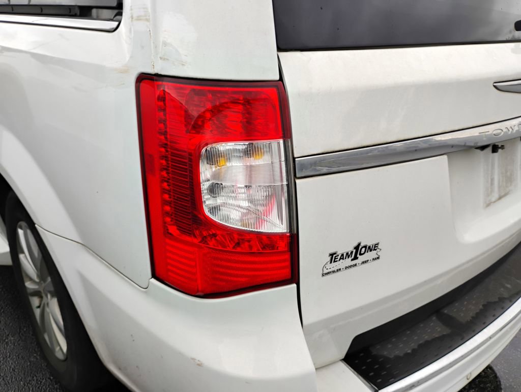 Used 2015 Chrysler Town & Country Limited Platinum image 10