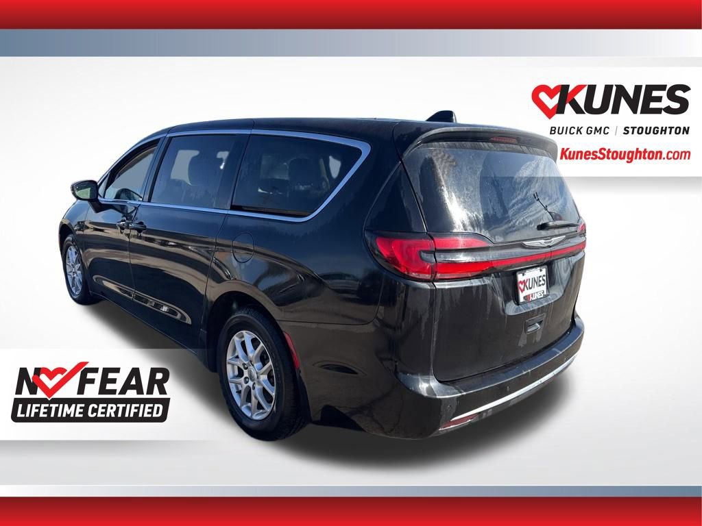 Used 2023 Chrysler Pacifica Touring-L image 9