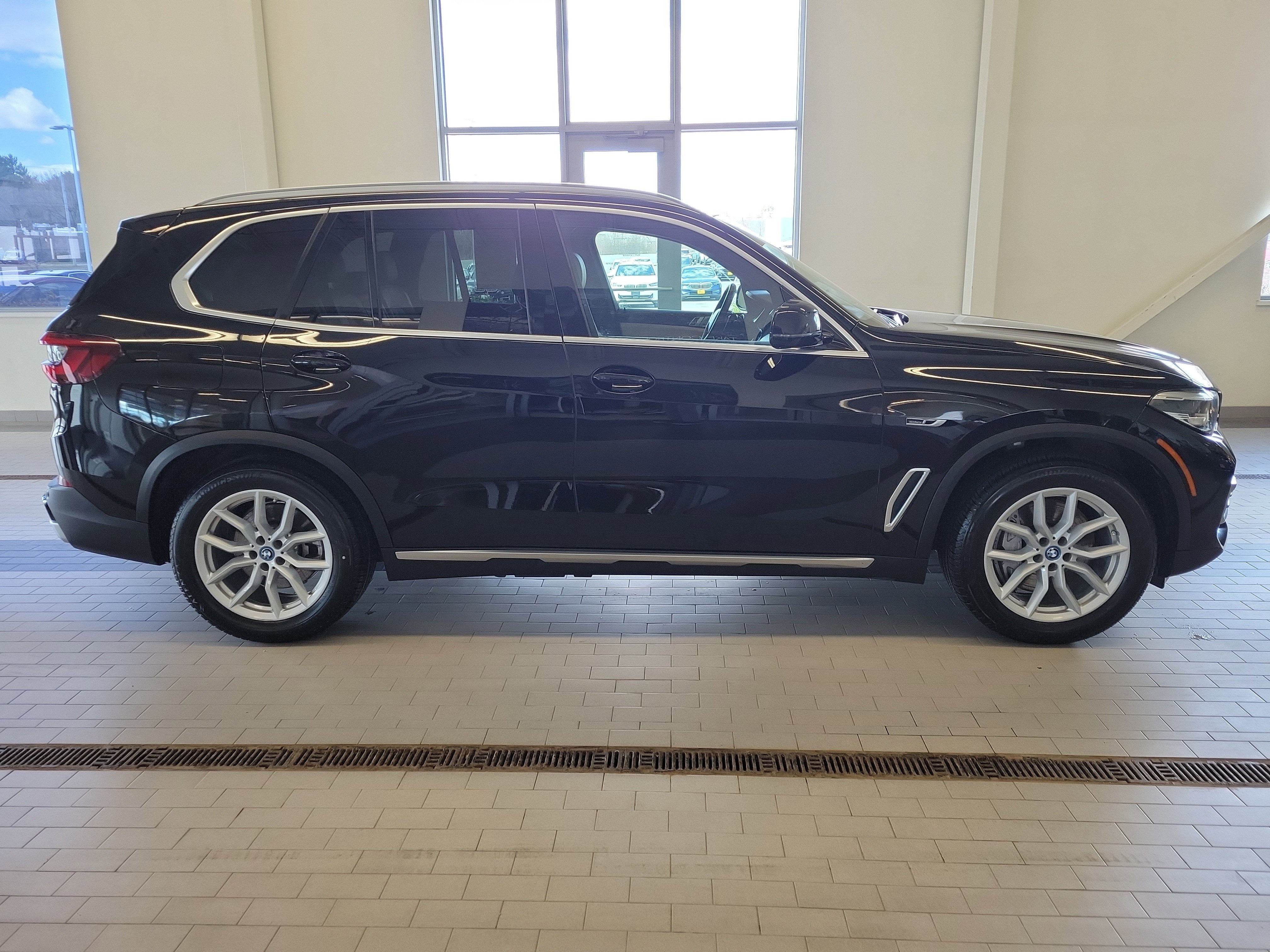 Used 2022 BMW X5 xDrive45e w/ Climate Comfort Package image 4