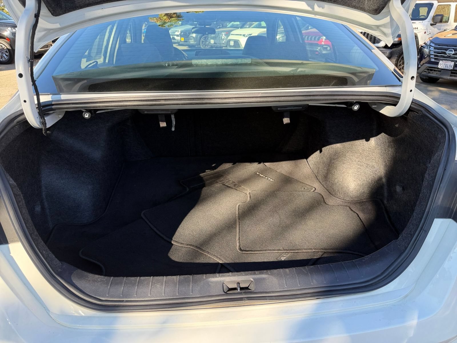 Used 2025 Nissan Altima 2.5 SV FWD image 30