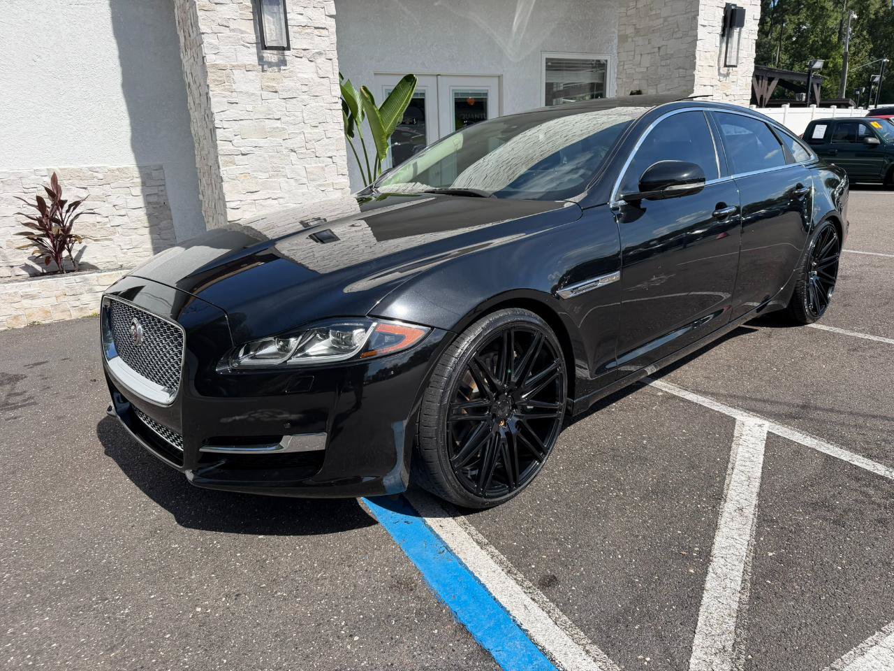 Used 2016 Jaguar XJ L Supercharged RWD image 3