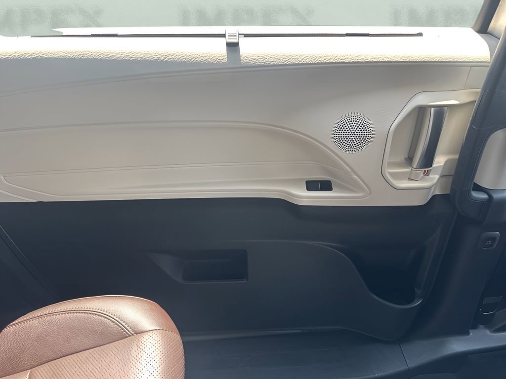 Used 2021 Toyota Sienna Platinum image 29