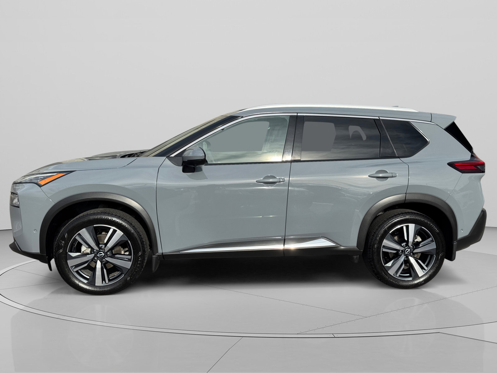 Used 2023 Nissan Rogue SL w/ SL Premium Package image 2