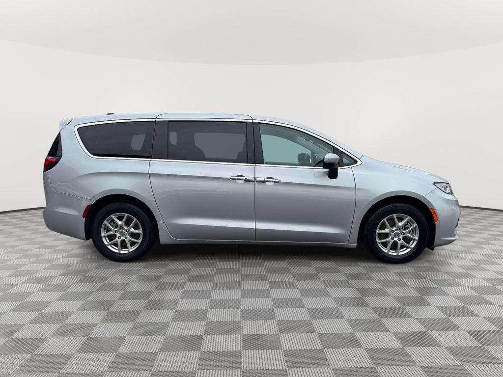 Used 2023 Chrysler Pacifica Touring-L FWD image 8