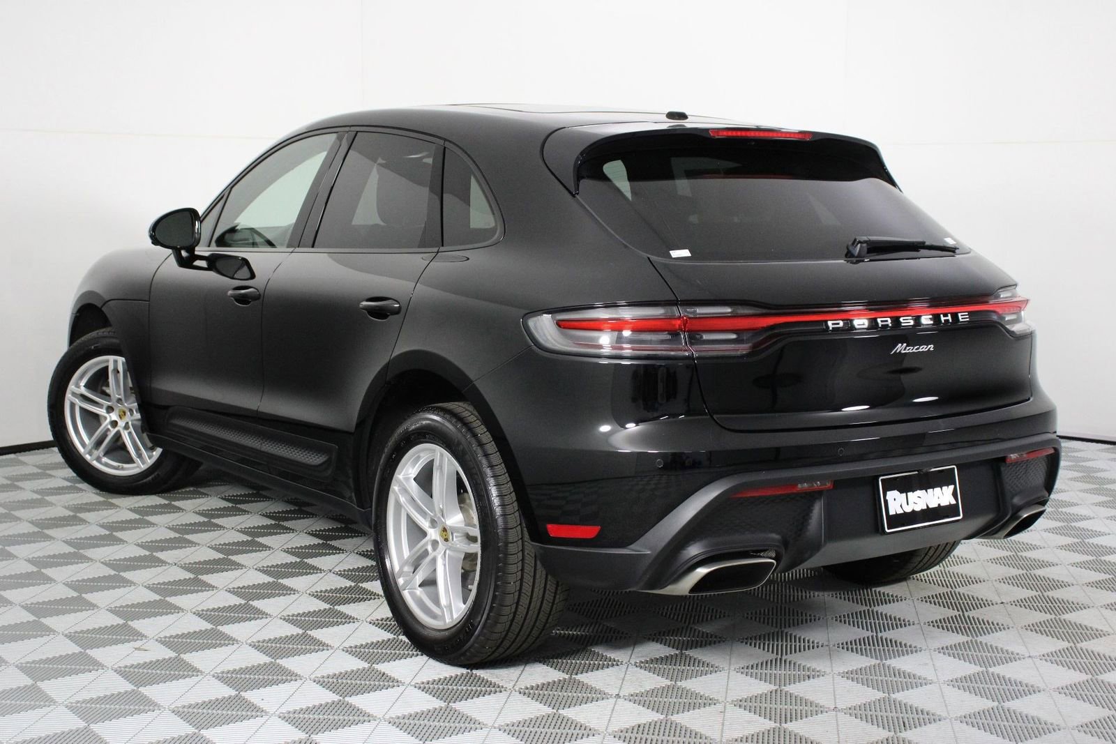 Certified 2025 Porsche Macan image 3