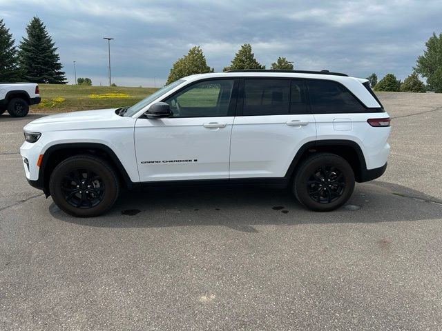 Used 2024 Jeep Grand Cherokee Altitude AWD/4WD image 7