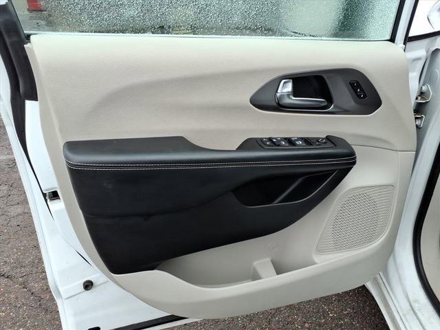 Used 2023 Chrysler Pacifica Touring-L FWD image 10
