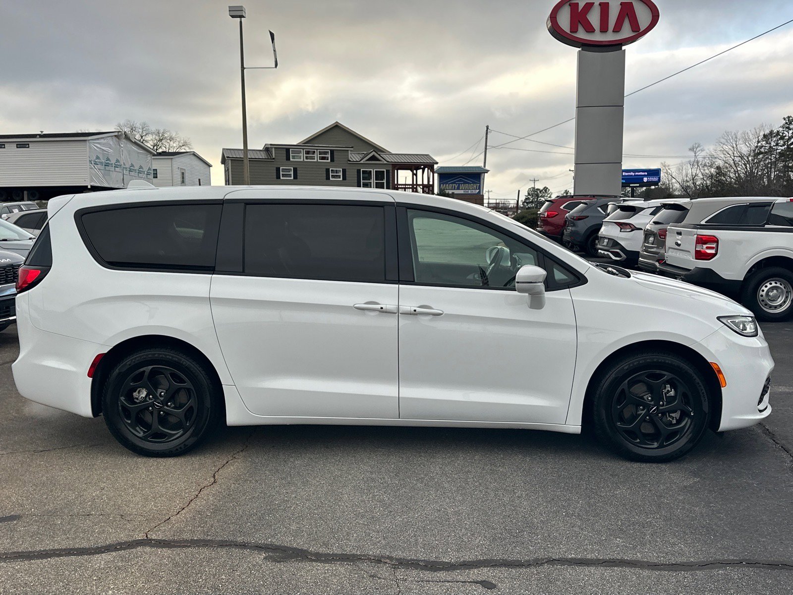 Used 2022 Chrysler Pacifica Touring-L w/ S Appearance Package image 2