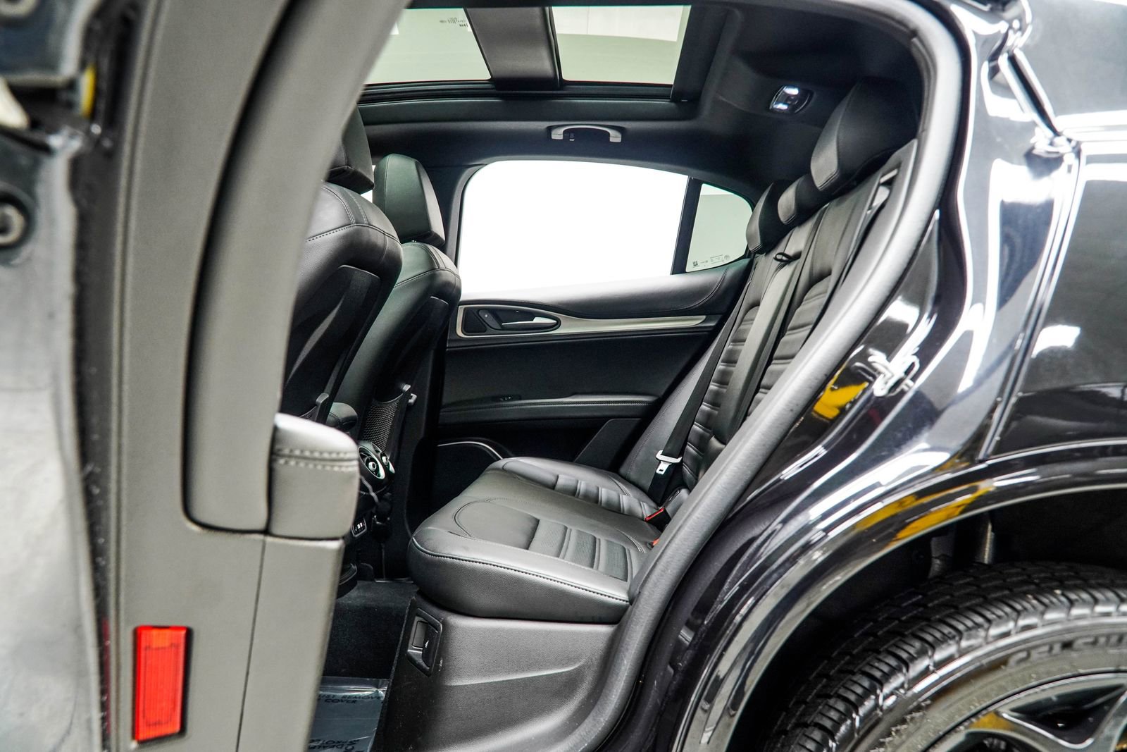 Used 2023 Alfa Romeo Stelvio Veloce AWD/4WD image 40