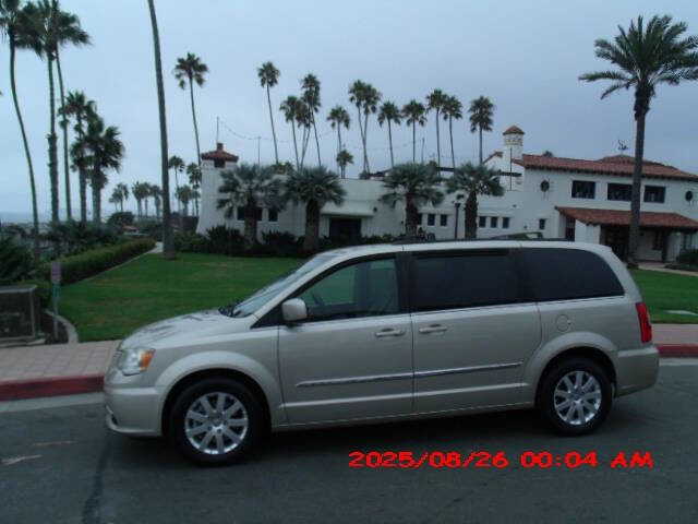 Used 2014 Chrysler Town & Country Touring image 15