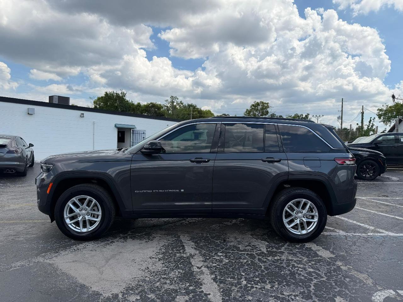Used 2025 Jeep Grand Cherokee Laredo X image 4
