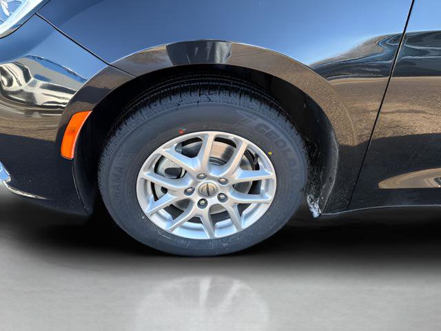 Used 2024 Chrysler Pacifica Touring-L FWD image 25